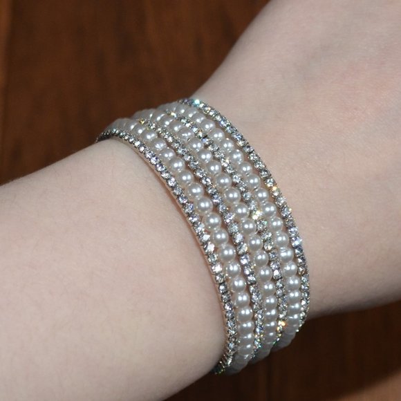 Glitzy Bling Pearl Like Bracelet - Picture 4 of 4